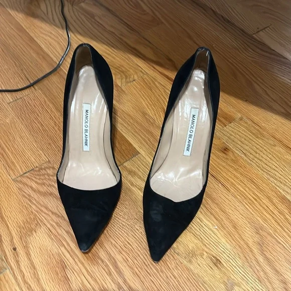 Manolo BB Black Suede Pointed Toe Pumps - Picture 2 of 4